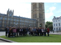 iaci gymnzia pred budovou parlamentu v Londne spolu so tudentmi z Turianskych Teplc