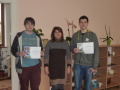 Vyuujca anglickho jazyka Mgr. Alena Rakovsk a Marko epec a Samuel Valovi s diplomami