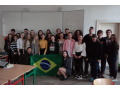 Spolon fotka iakov VI.D a II.B so zahraninmi lektormi s vlajkou Brazlie