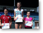 Klra Orbanov a Daniela Kmeov s medailami a diplomami za 1. resp. 3. miesto v behu na 400m na stupoch vazov
