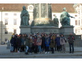 Spolon fotografia pedaggov a iakov pred sochou Mrie Terzie vo Viedni