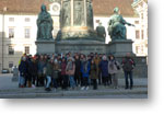 Spolon fotografia pedaggov a iakov pred sochou Mrie Terzie vo Viedni