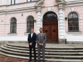 iaci Adam Podoba a Juraj Gajdo pred budovou Univerzity Mateja Bela v Banskej Bystrici