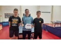 Spolon fotografia chlapcov, ktor skonili na 3. mieste na Majstrovstvch okresu v stolnom tenise s pohrom a diplomom
