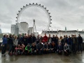 Spolon fotografia pedaggov a iakov gymnzia pred London Eye  vyhliadkov koleso v Londne
