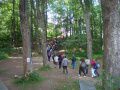 Pedag�govia a �iaci prech�dzaj� cez park na hrad Land�tejn