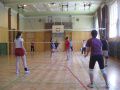 Na�e �portov� aktivity - �iaci hraj� volejbal v telocvi�ni