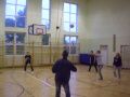 Na�i a dom�ci �tudenti hraj� basketbal v telocvi�ni �koly