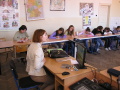 Na�a b�val� �tudentka �ofia Jakubov� diskutuje so �iakmi III.D triedy na hodine ob�ianskej n�uky pod veden�m pani u�ite�ky Havetovej