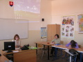 Na�a b�val� �tudentka �ofia Jakubov� diskutuje so �iakmi III.D triedy na hodine ob�ianskej n�uky pod veden�m pani u�ite�ky Havetovej