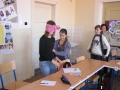 �iaci rie�ia �lohu - navigova� spolu�iaka, ktor� m� zakryt� o�i a ni� nevid�