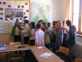�iaci rie�ia �lohu - navigova� spolu�iaka, ktor� m� zakryt� o�i a ni� nevid�