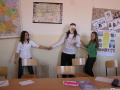 �iaci rie�ia �lohu - navigova� spolu�iaka, ktor� m� zakryt� o�i a ni� nevid�