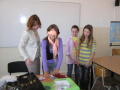 �iaci rie�ia �lohu - navigova� spolu�iaka, ktor� m� zakryt� o�i a ni� nevid�