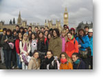 Žiaci našej školy spolu s  Mgr. Alenou Rakovskou a Mgr. Zuzanou Herdovou pred parlamentom v Londýne