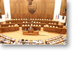 Pohľad na predsednícky stôl v parlamente