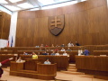 �iaci gymn�zia za predsedn�ckym stolom v rokovacej s�le NR SR