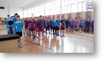 Volejbalové družstvá nastúpené v telocvični školy