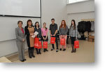 Naši študenti a Mgr. Alena Rakovská s certifikátmi a darčekmi na vyhodnotení súťaže Mladý prekladateľ