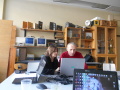 Mgr. Kovov pracuje s PC v laboratriu