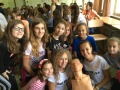 Spolo�n� fotografia �ia�ok gymn�zia a �ia�ok z�kladnej �koly s figur�nou na cvi�enie prvej pomoci