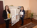 Nikola Ondrejmišková a Kristína Jenisová s vytvoreným posterom a diplomom za 3. miesto v krajskom kole biologickej olympiády, kategória B