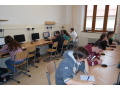 �iaci I.B a II.B triedy rie�ia �lohy v informatickej s��a�i iBobor 2015 v kateg�rii Junior v u�ebni informatiky