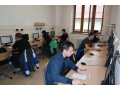 �iaci IV.A triedy rie�ia �lohy v informatickej s��a�i iBobor 2015 v kateg�rii Senior v u�ebni informatiky