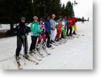 Spoločná fotka Mgr. Igora Havetu a žiakov na lyžiach počas výcviku