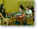 Dievčatá z I.B pri stole so surovinami na prípravu ovocnej torty