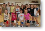 Spoločná fotografia víťazného tímu dievčat nášho gymnázia s trénerkou