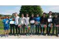 Spoločná fotografia - družstvo chlapcov so súpermi s diplomami za 2. miesto