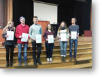 Spoločná fotka žiakov s certifikátmi, ktorí sa zúčastnili súťaže Mladý prekladateľ