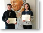 Na�i �tudenti s certifik�tmi pred obrazom p�pe�a J�na Pavla II.