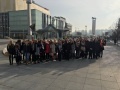 �iaci gymn�zia pred budovou SND v Bratislave