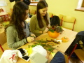 Diev�at� zo IV.B pri vytv�ran� jesennej ikebany