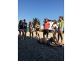 Skupina ml�de�e S�K vyu�uje spolu�iakov prv� pomoc na figurantovi le�iacom na zemi
