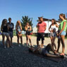 Skupina mldee SK vyuuje spoluiakov prv pomoc na figurantovi leiacom na zemi