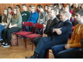 Poslanec n�rodnej rady SR p�n Mari�n K�ry a predseda Nitrianskeho samospr�vneho kraja p�n Milan Belica a �iaci gymn�zia v aule �koly