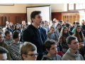 �iak gymn�zia kladie ot�zku predsedovi vl�dy R�bertovi Ficovi po�as diskusie