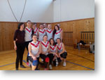 Spolo�n� fotografia - Mgr. Viera Mihalkov� a volejbalov� dru�stvo diev�at z GJK