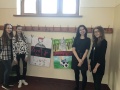 PEER aktivistky a spolu�iaci pri vystaven�ch plag�toch s protidrogovou tematikou na chodbe �koly