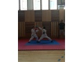 Mlad� �lenovia karate klubu predv�dzaj� uk�ku kumite � z�pas v karate
