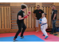 �iak I.B bojuje s majsterkou SR v karate pod veden�m tr�nera