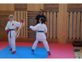 Mlad� �lenovia karate klubu predv�dzaj� uk�ku sebaobrany