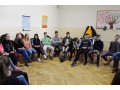 �iaci II.B sediaci v kruhu diskutuj� s psychologi�kami