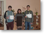 Vyu�uj�ca anglick�ho jazyka Mgr. Alena Rakovsk� a Marko �epec a Samuel Valovi� s diplomami
