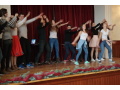 �iaci IV.B tancuj� na p�diu auly �koly
