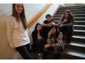 �iaci na schodoch vestibulu ochutn�vaj� viano�n� pun�