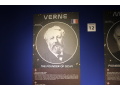 Informan panel s fotografiou a textom o Julesovi Verneovi